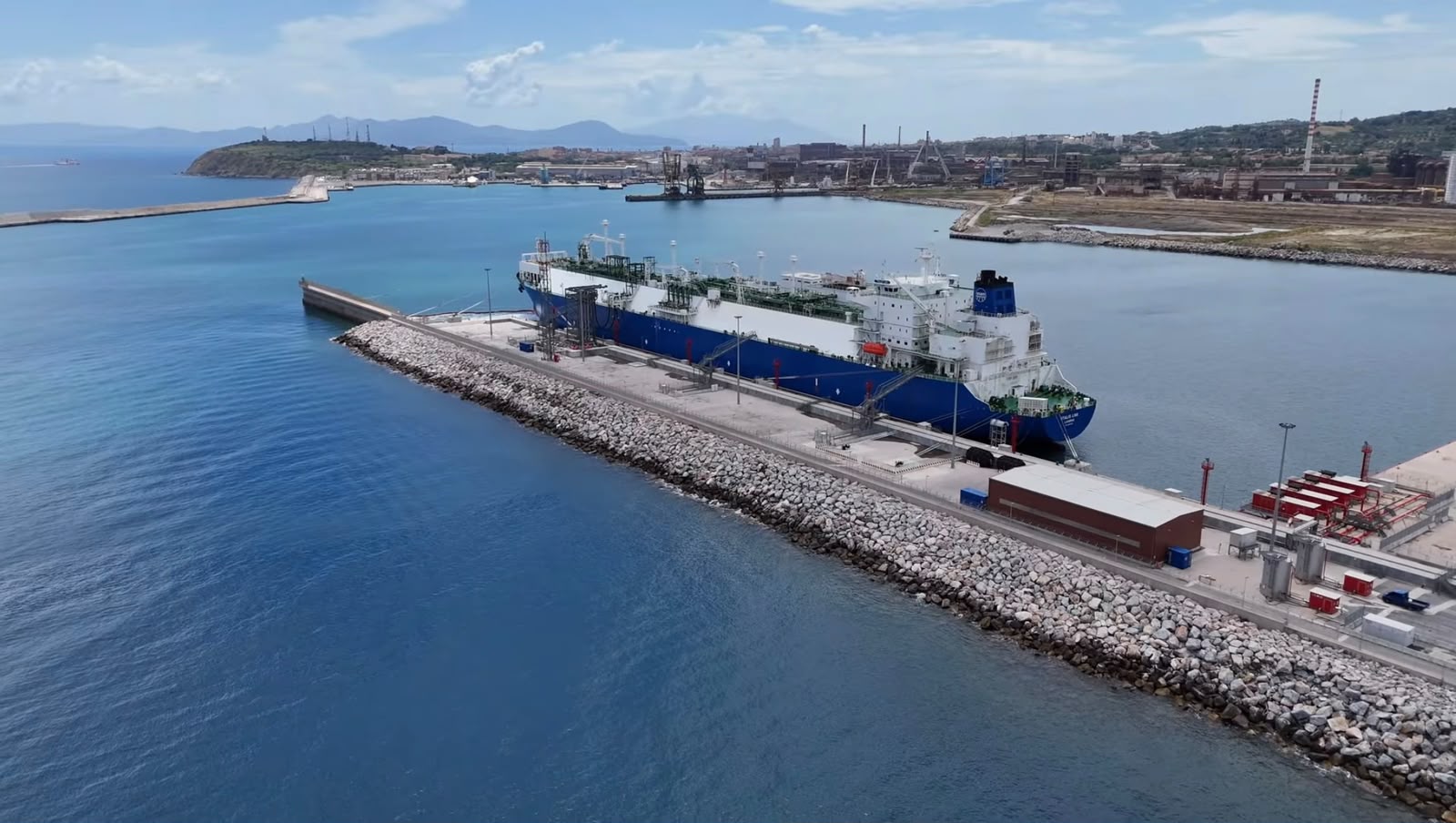 Terminale LNG con nave attraccata e infrastrutture industriali portuali